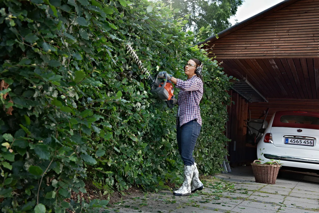 Husqvarna 122HD60, in use