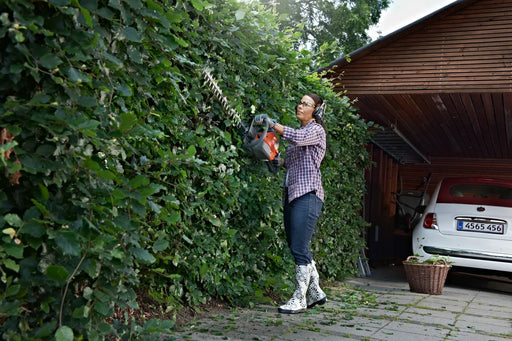 Husqvarna 122HD60, in use