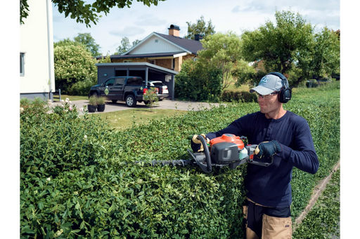 Husqvarna 322HD60, in use
