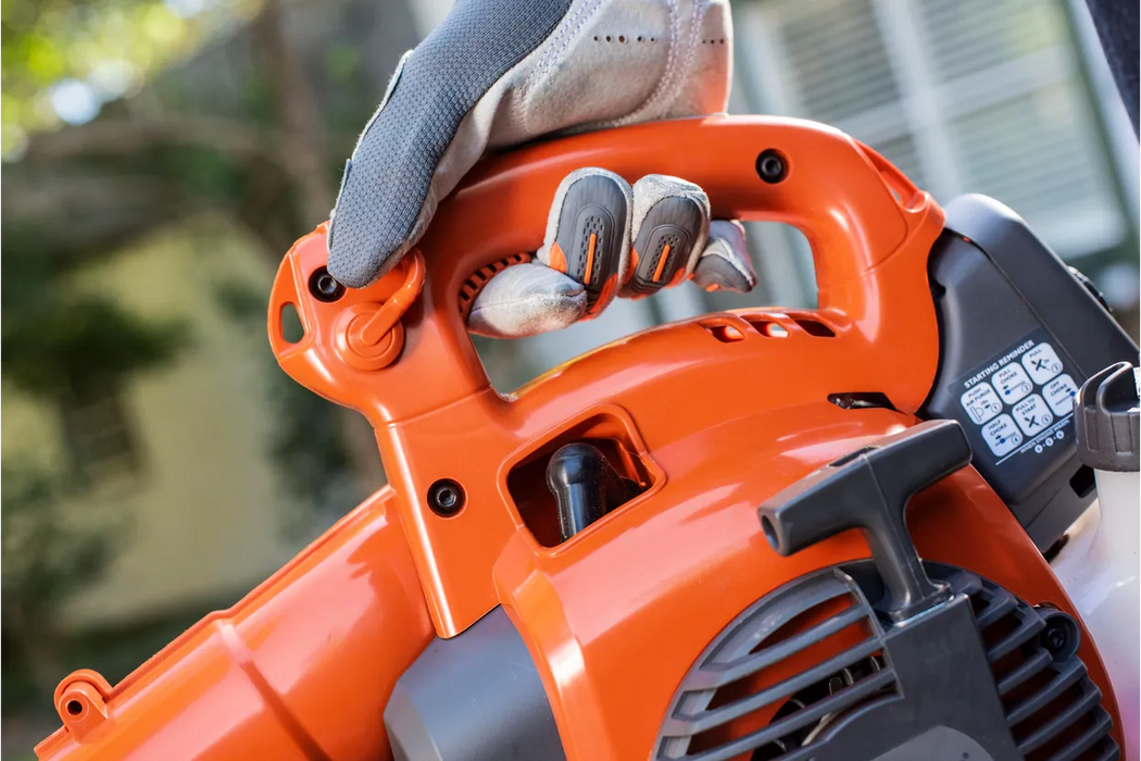 Husqvarna 125B, handle and controls