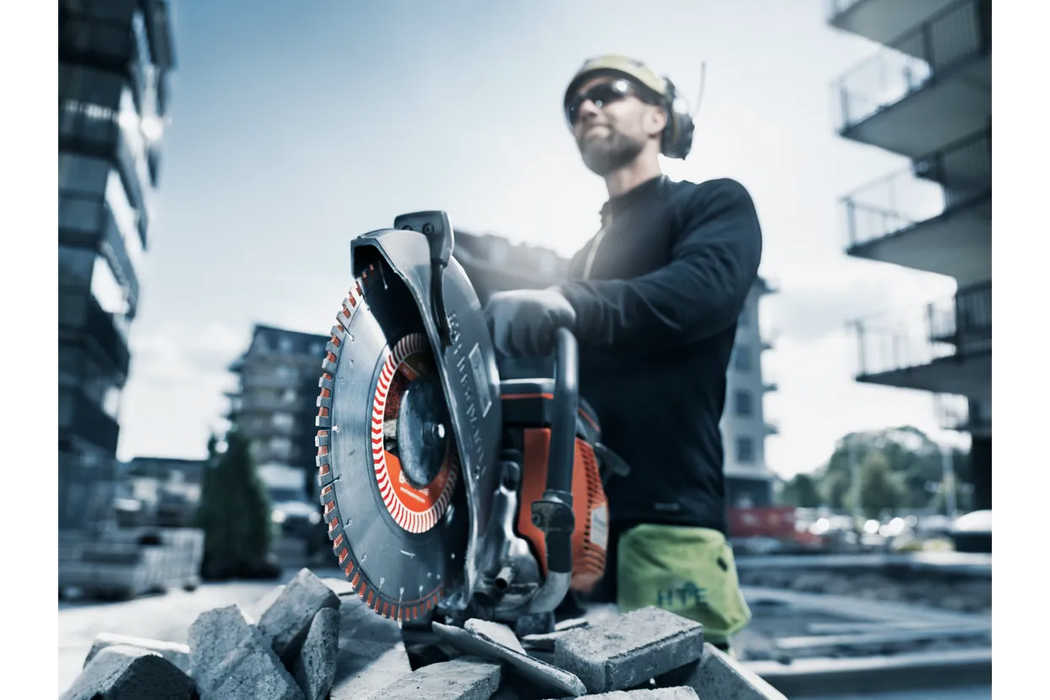 Husqvarna K770, in use